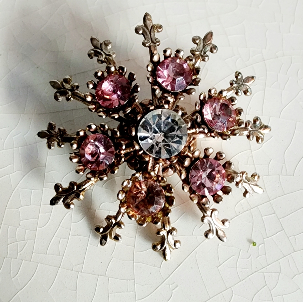Vintage Starburst fleur-de-lis with pink stones throughout brooch